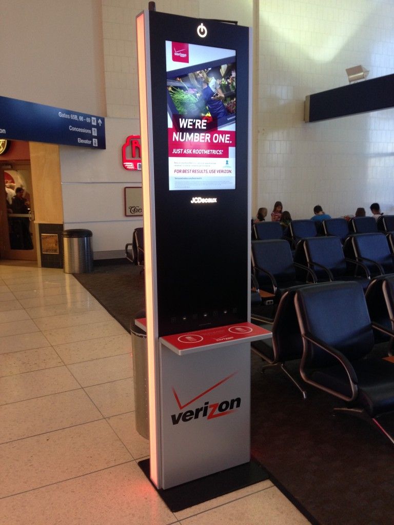 quảng cáo pin sạc điện thoại tại sân bay