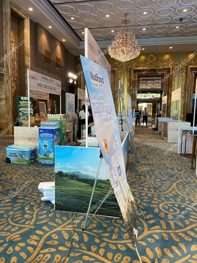Standee Chữ X cường lực