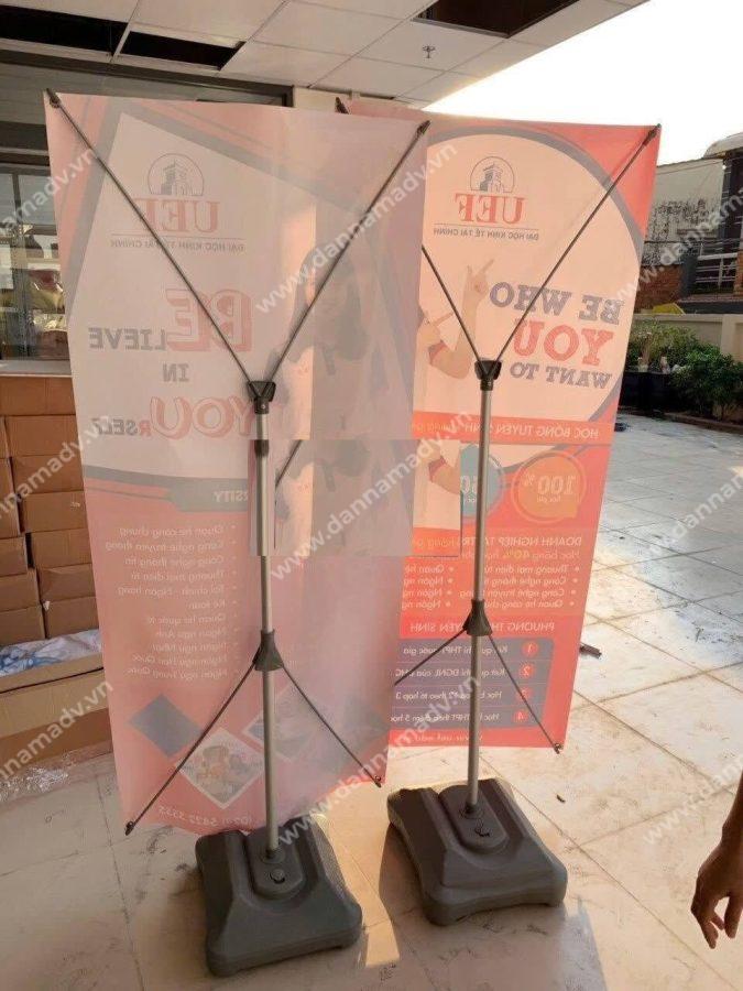 Standee đế nước